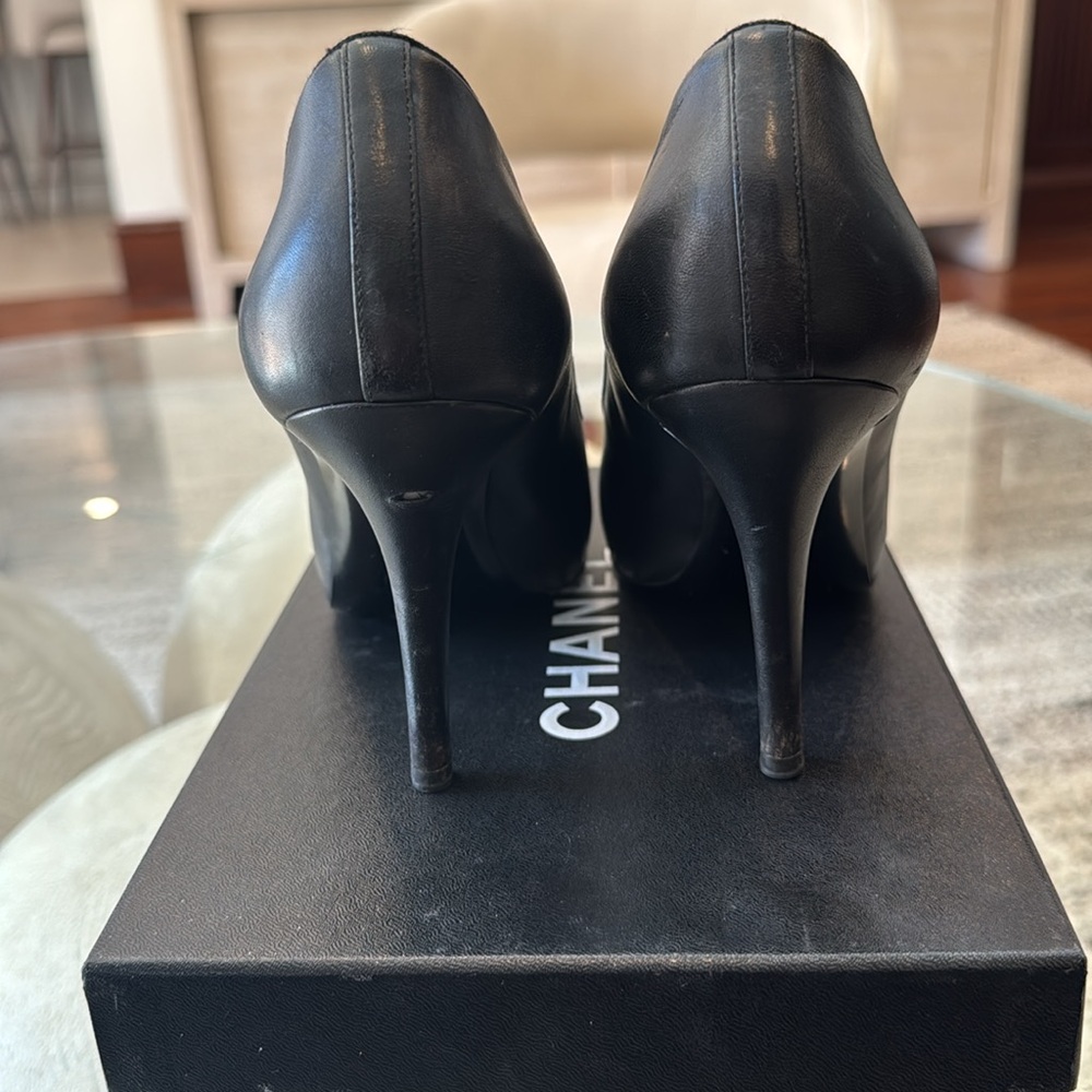 CHANEL Black Heels with Bow Detail - Picture 3 of 5